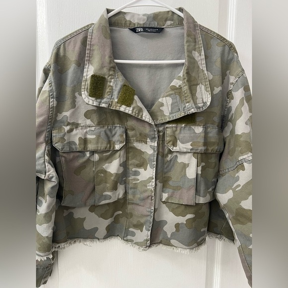 Zara Cropped Green Raw Hem Velcro Pocket Camo Print Army Utility Jacket (Sz M) - Picture 8 of 15